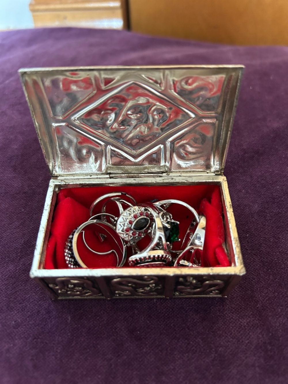 Mystery ring lot in mini jewelry box